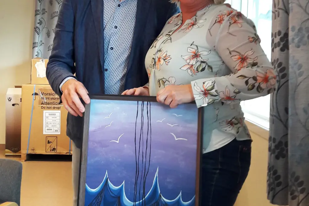 En mann og en kvinne som holder en plakett