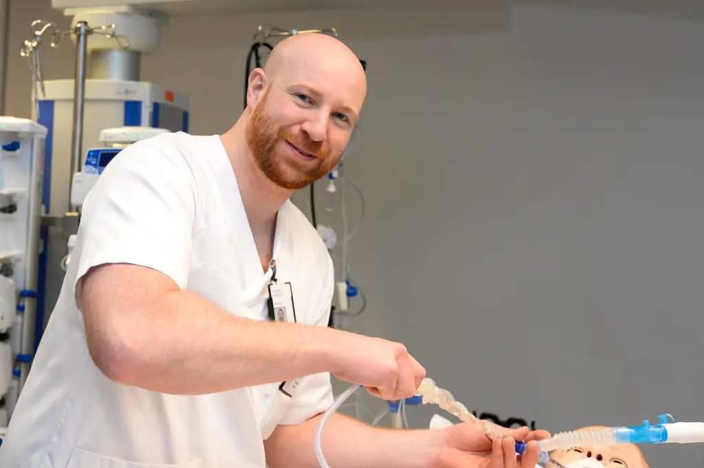 En mann i hvit laboratoriefrakk