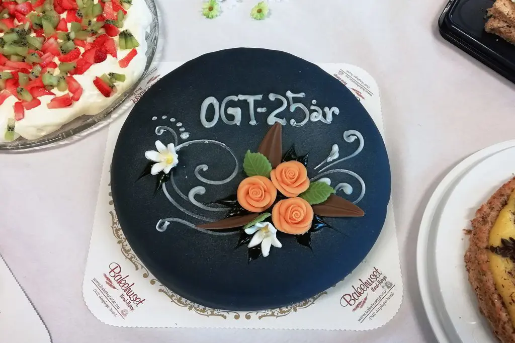 En kake med blomsterdesign