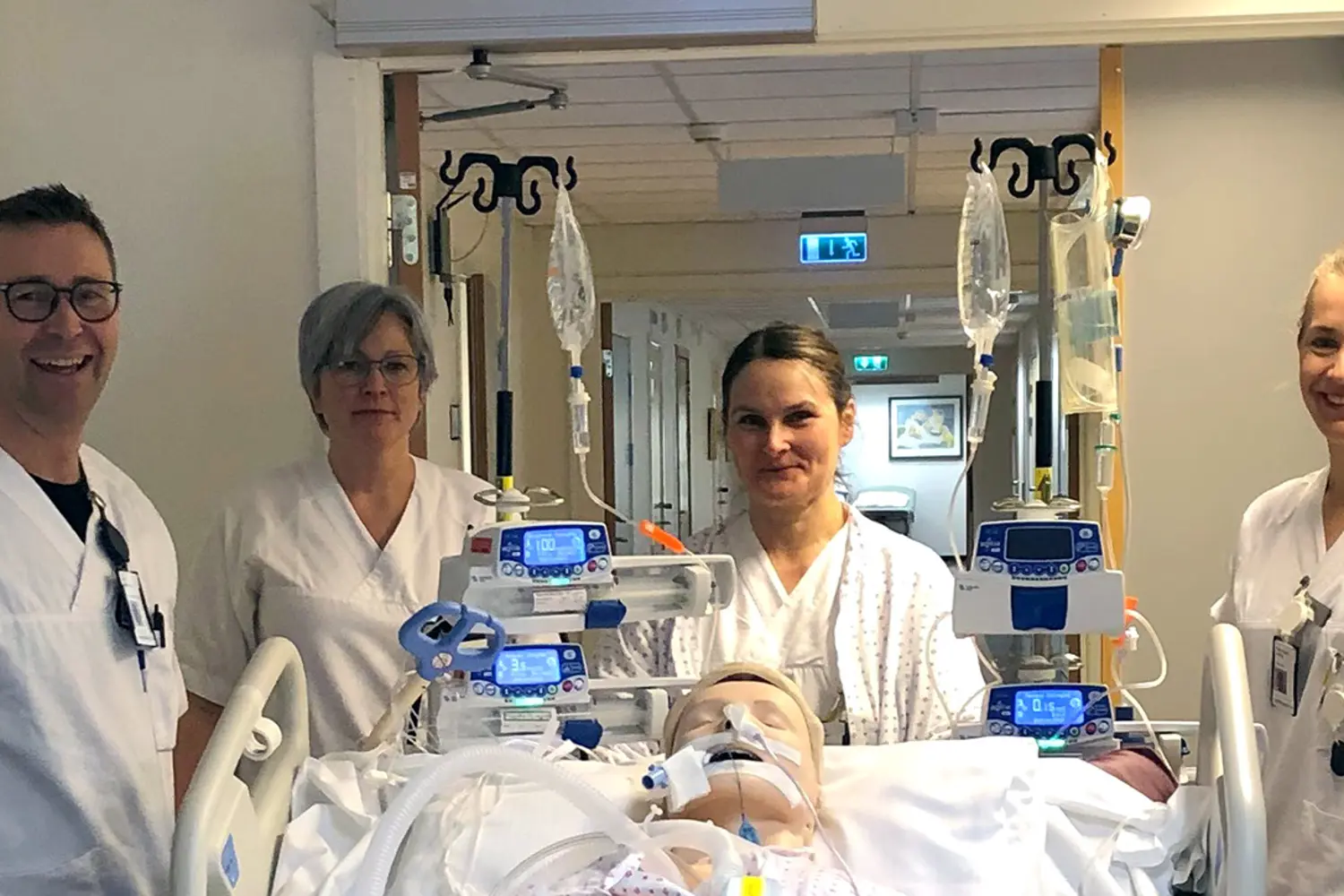 En gruppe personer i et rom