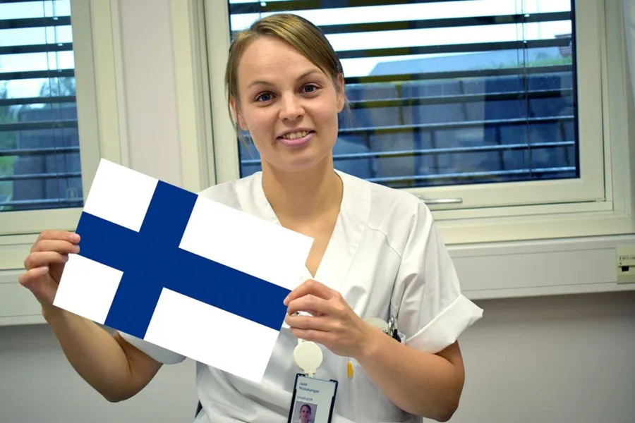 En kvinne som holder et stykke papir
