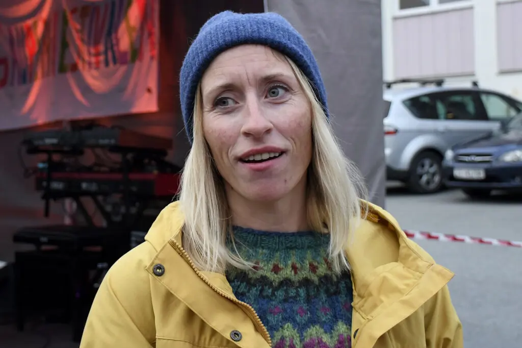 En person som bærer hatt