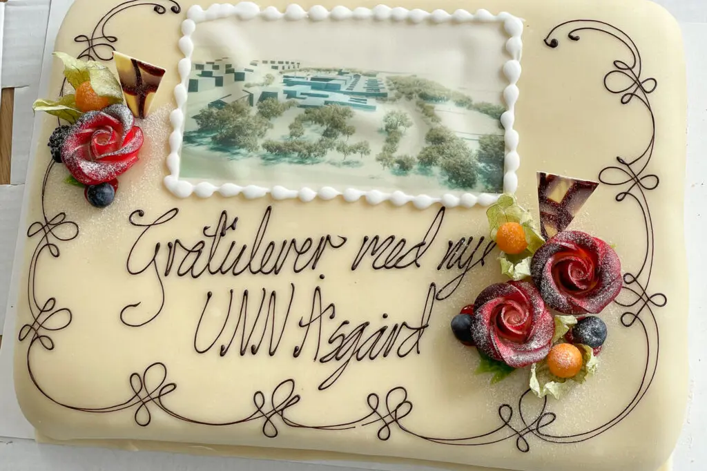 En kake med blomster på