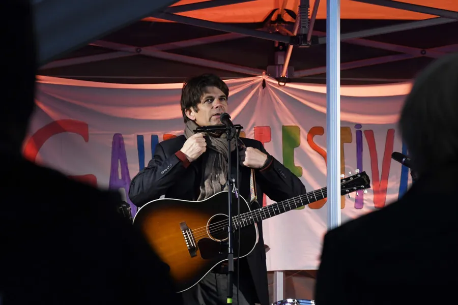En person som spiller gitar
