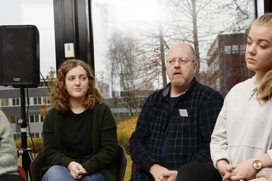 En gruppe mennesker som sitter i et rom
