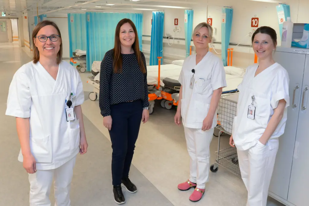 En gruppe kvinner i hvite laboratoriefrakker