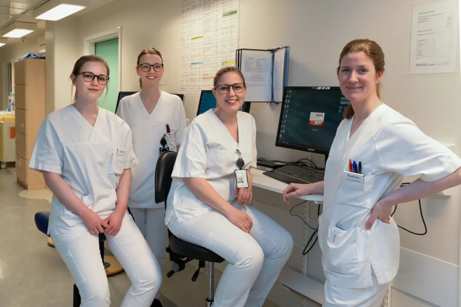 En gruppe kvinner i hvite laboratoriefrakker