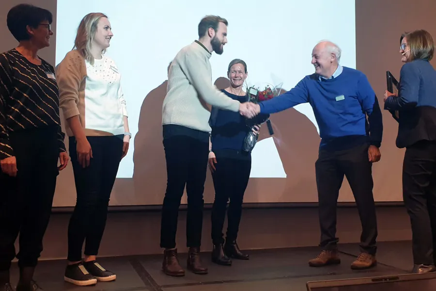 En gruppe mennesker som står på en scene