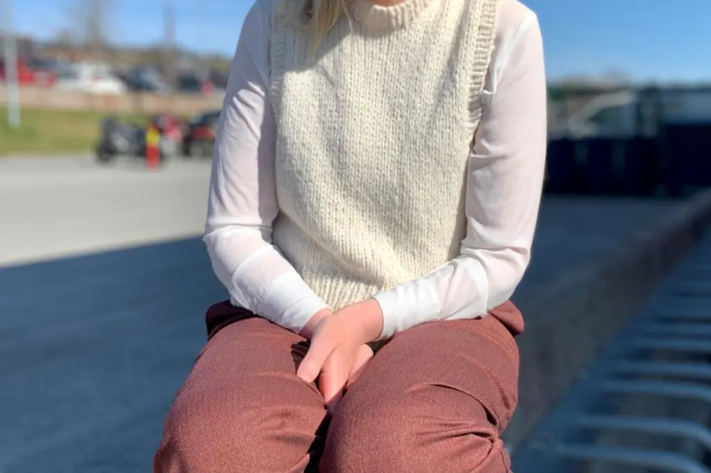 En person som sitter på en stein