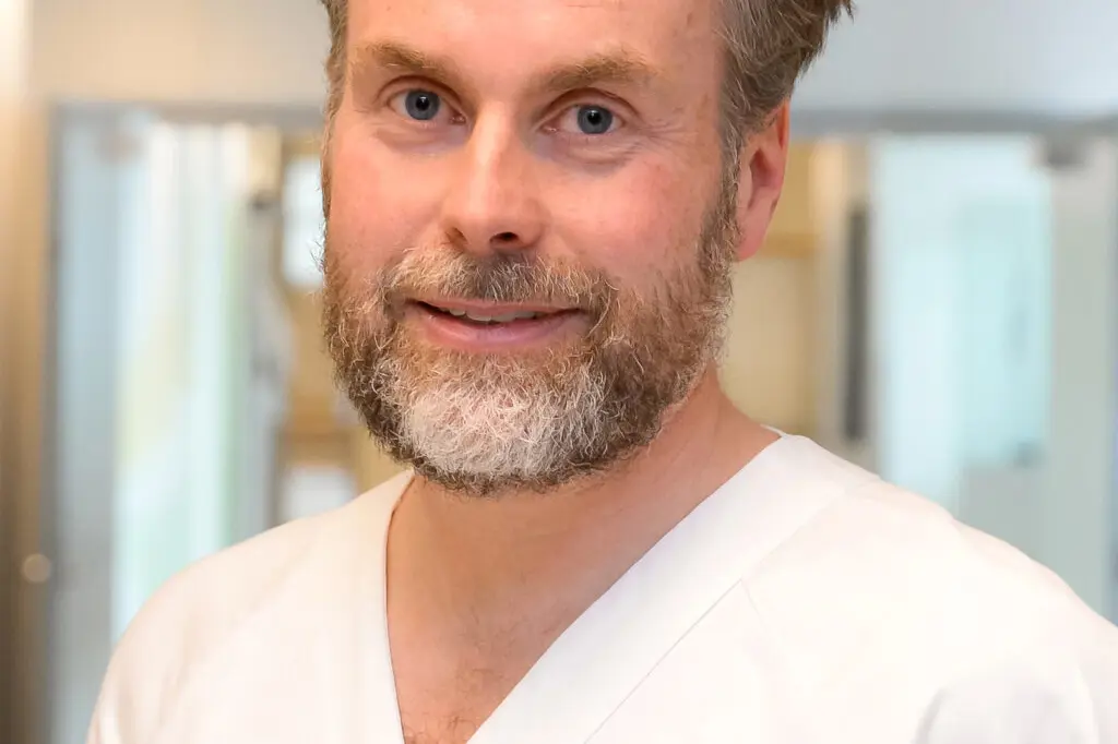 En mann med skjegg