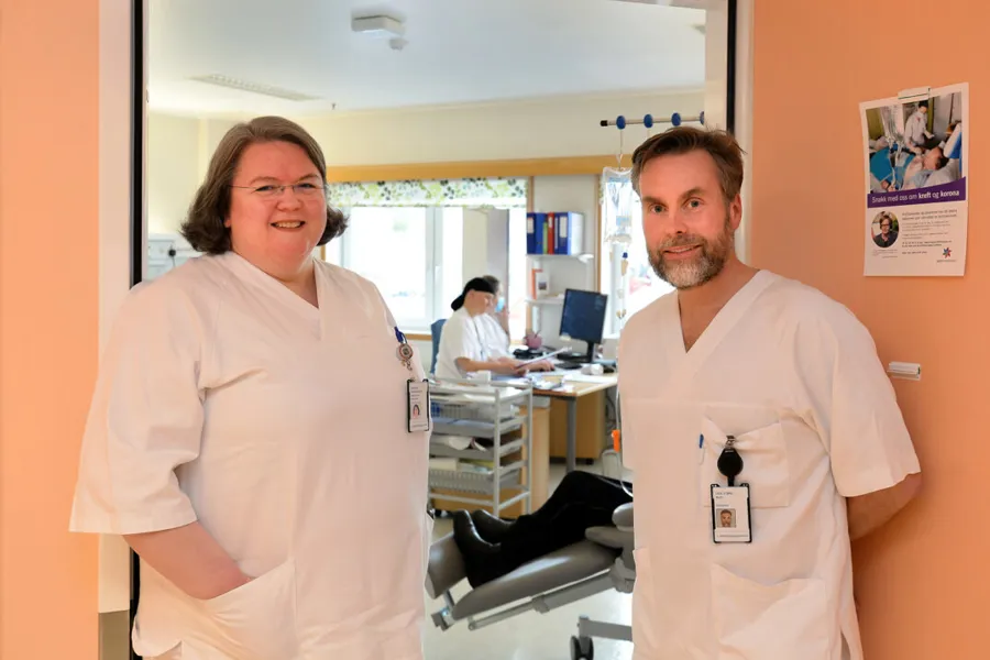 En mann og en kvinne i et rom med medisinsk utstyr