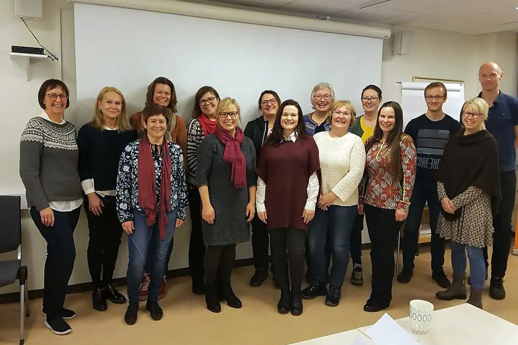 En gruppe mennesker som poserer for et bilde
