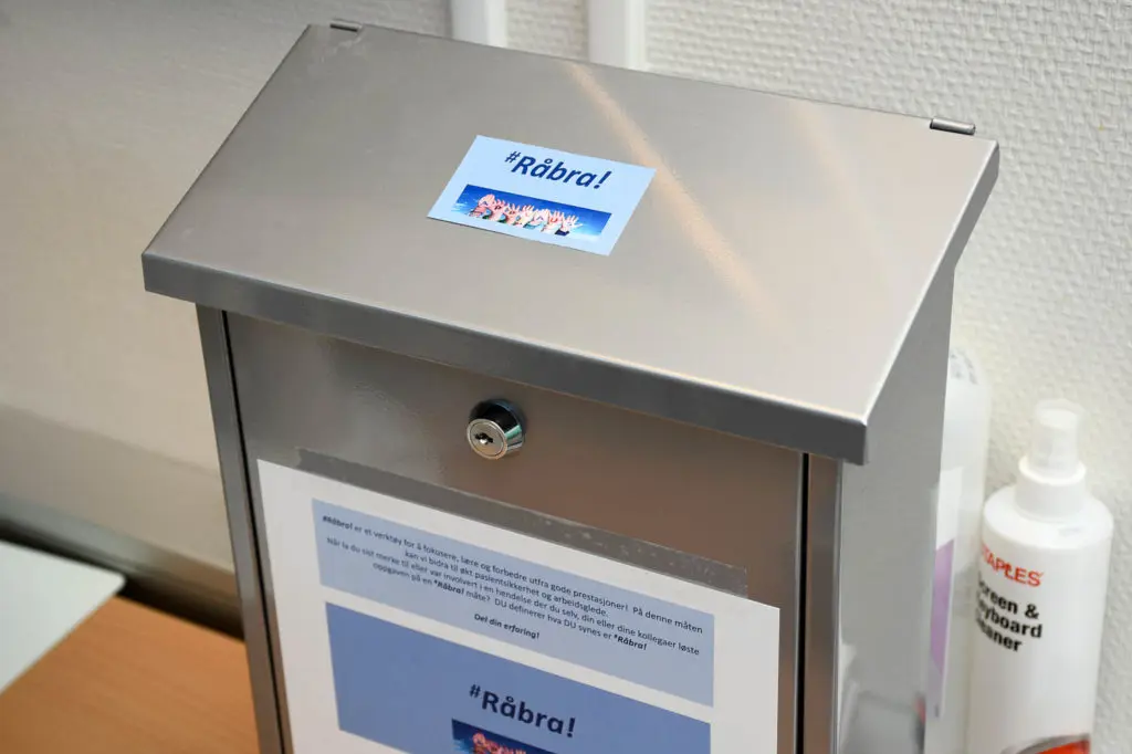 En hvit rektangulær gjenstand med en etikett på