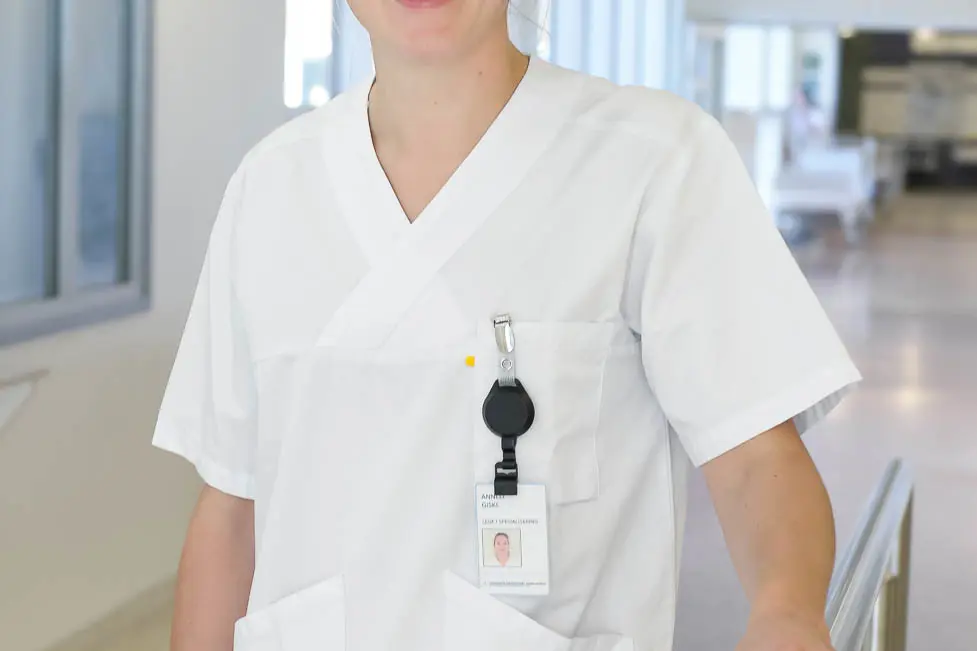 En person iført en hvit laboratoriefrakk