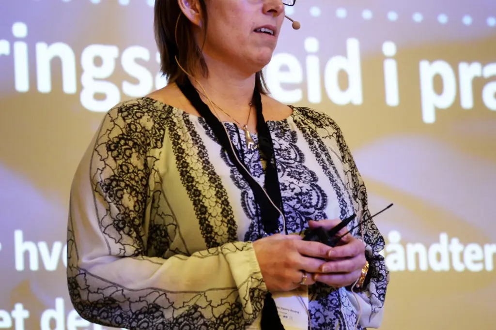 En kvinne som bruker briller