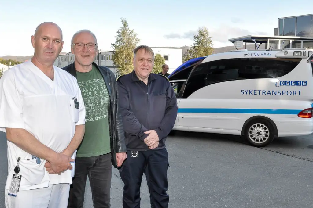 En gruppe menn som poserer for et bilde foran en politibil