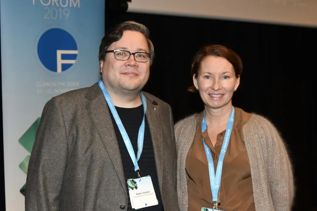 En mann og en kvinne som poserer for et bilde