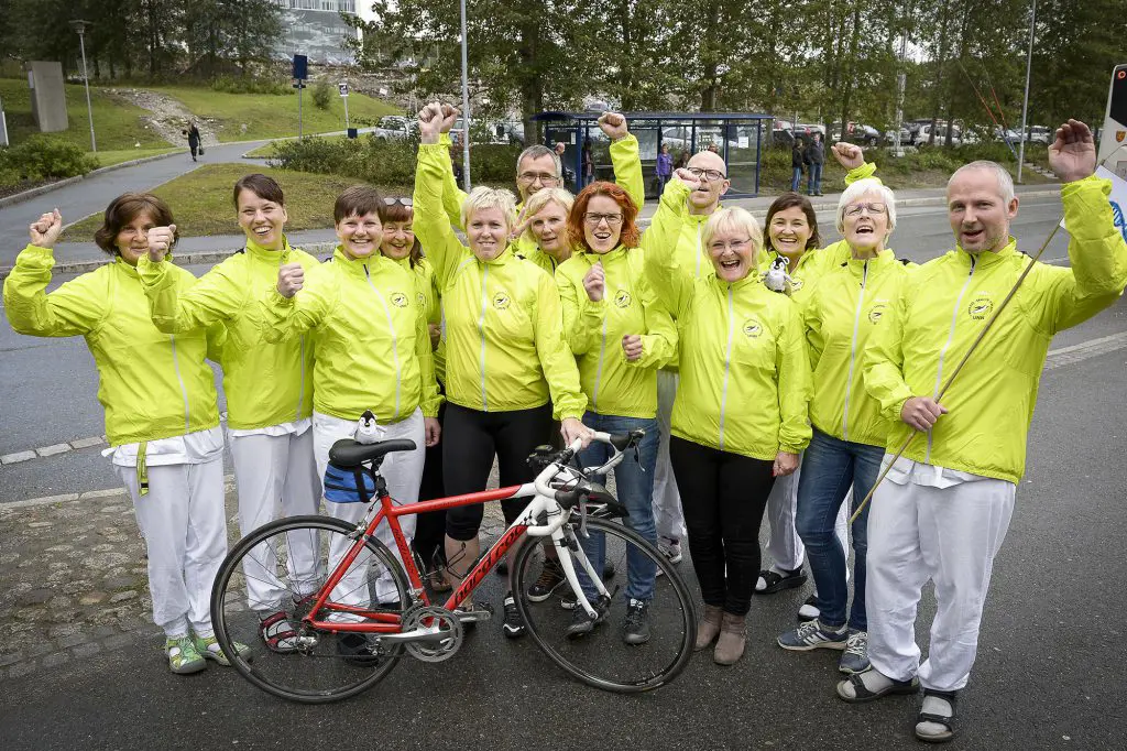 Denne gjengen med UNN-ansatte ble belønnet for å sykle til jobb i fjor sommer. De fikk tildelt sykkeljakker med UNN-logo i forbindelse med Arctic Race of Norway i Tromsø. Foto: Per-Christian Johansen