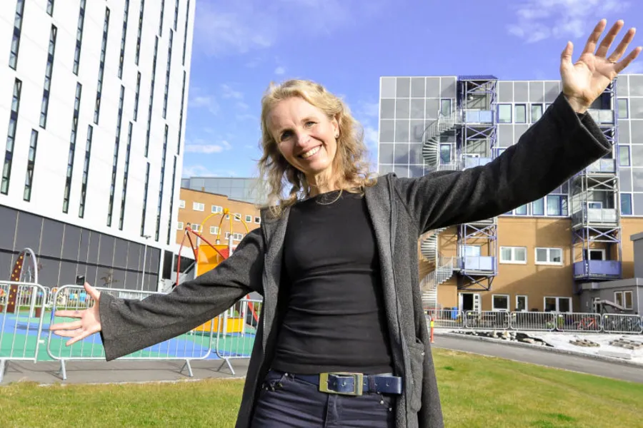 En kvinne med armene hevet