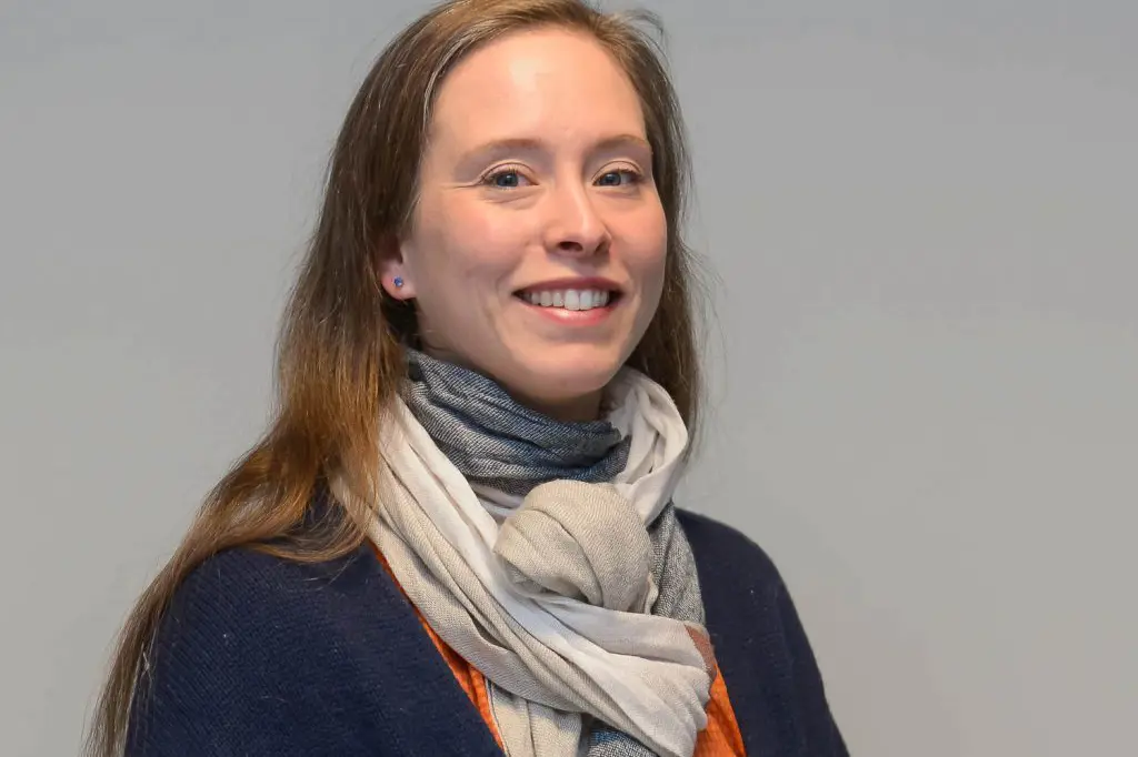 En kvinne som har på seg skjerf