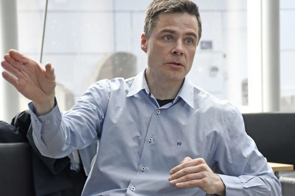 En mann i blå skjorte