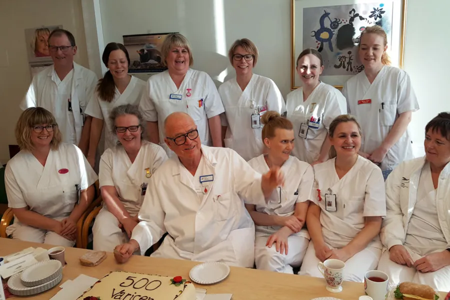 En gruppe mennesker i hvite laboratoriefrakker