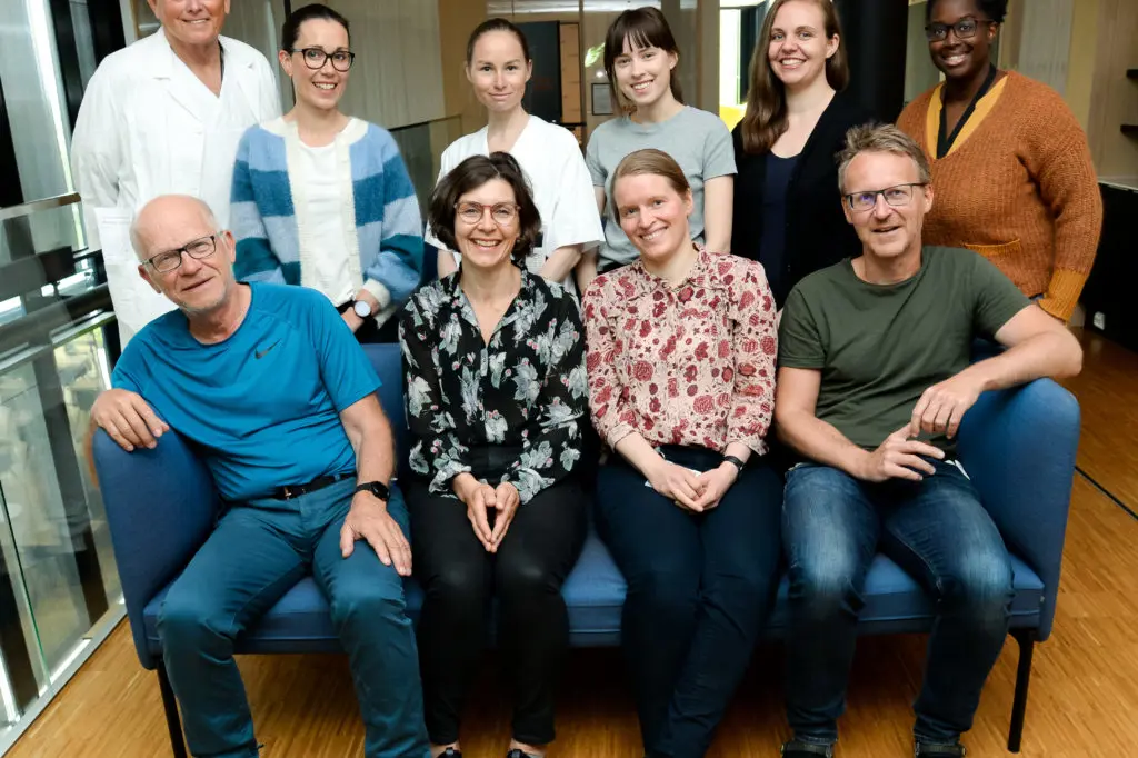 En gruppe mennesker som poserer for et bilde