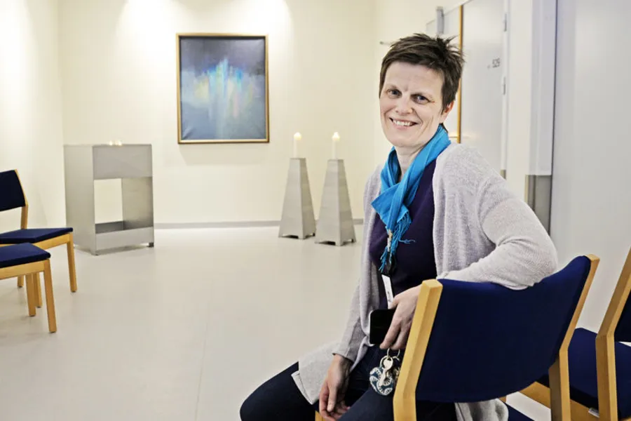 En person som sitter i en stol
