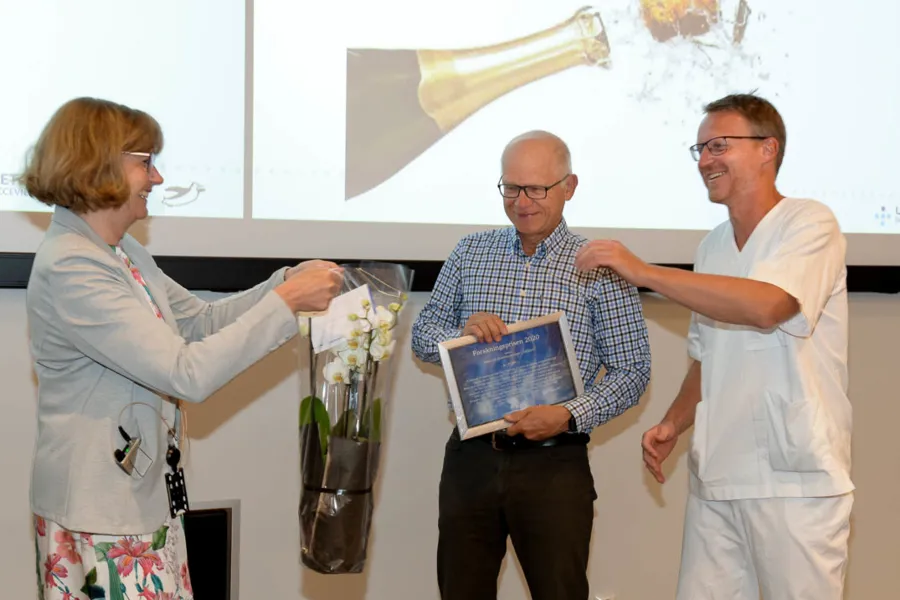 En gruppe mennesker som snakker