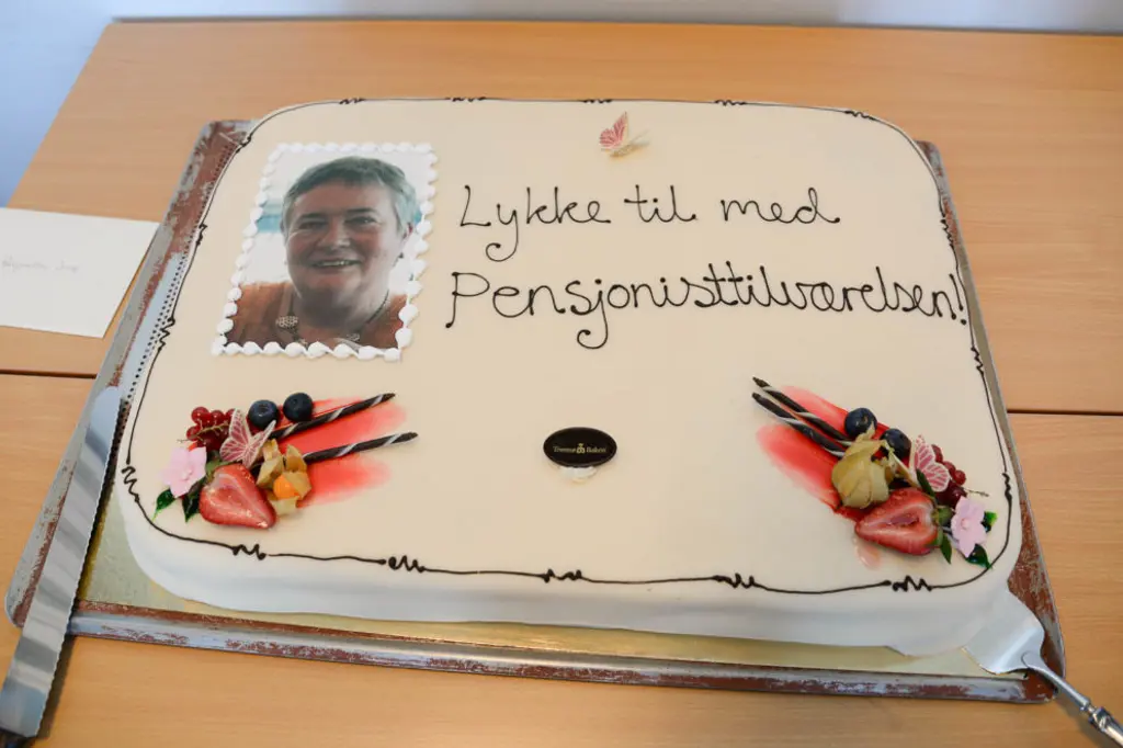 En kake med et bilde av en person på