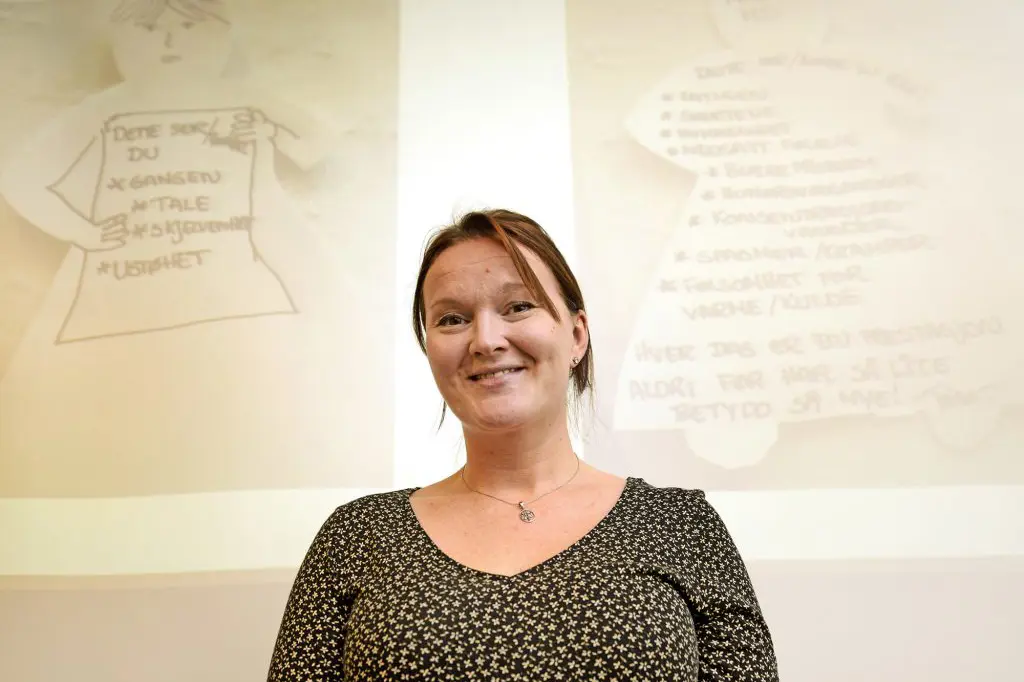 En kvinne som står foran en tavle