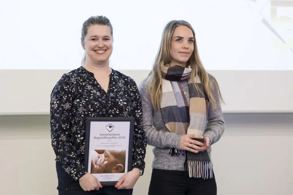 Noen få kvinner som holder en plakett
