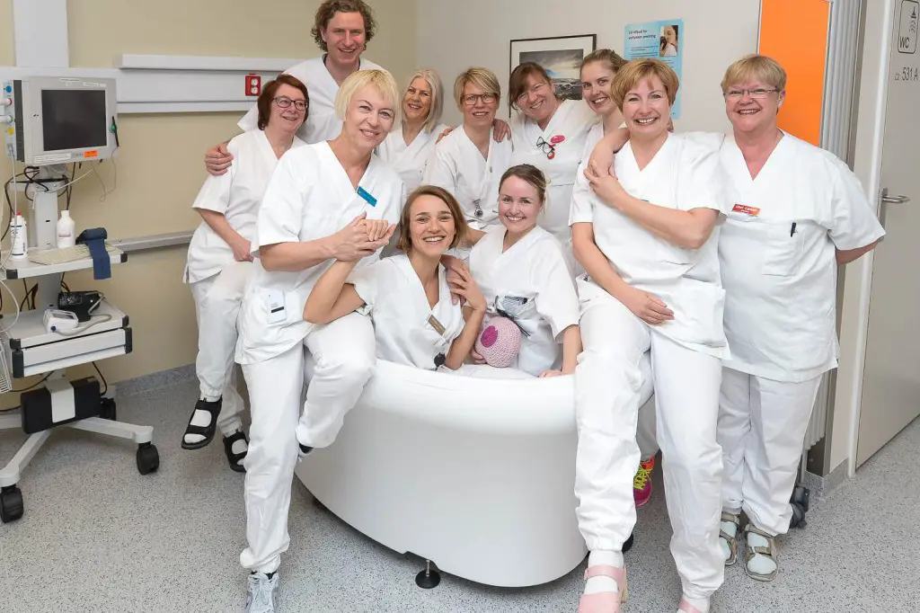 En gruppe mennesker i hvite laboratoriefrakker som poserer for et bilde