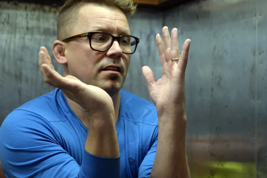 Den påsydde venstrehånda er ikke like myk og smidig som den friske høyrehånda, forklarer «Bryte-Stig». (Foto: Rune Stoltz Bertinussen)