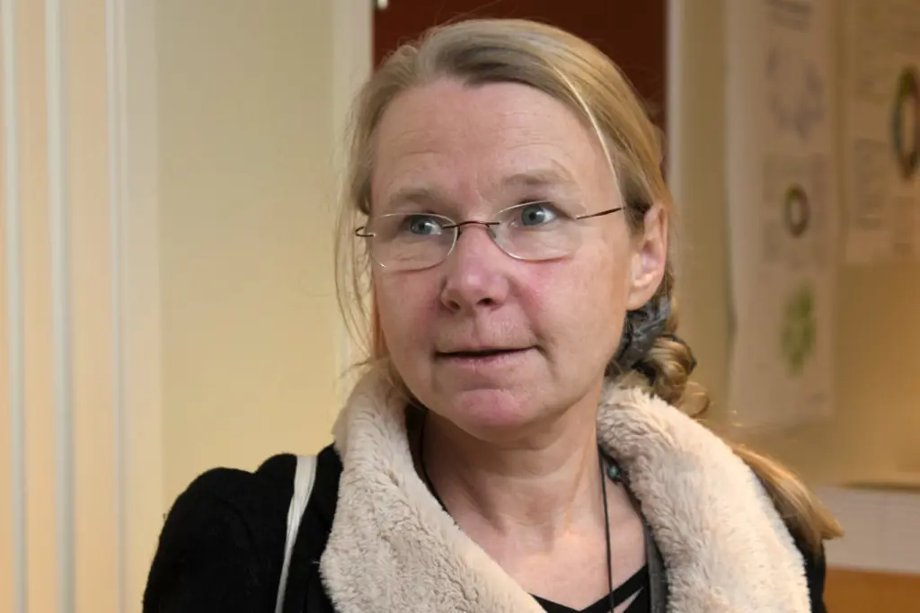 En kvinne som bruker briller