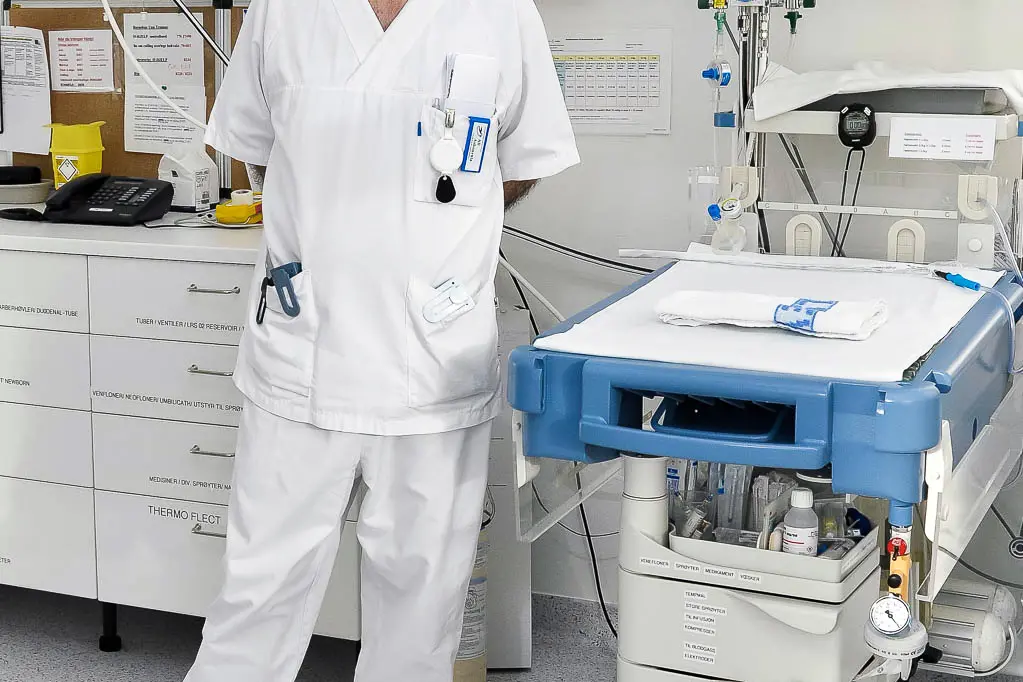 En mann i hvit laboratoriefrakk