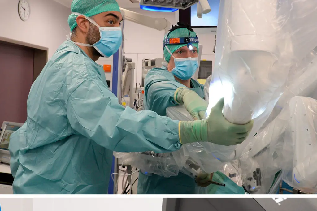 En collage av en person i kirurgisk skrubb og en person i en kirurgisk maske