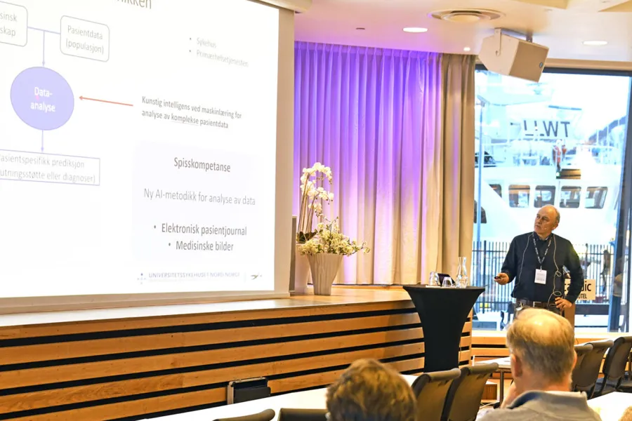En mann som holder en presentasjon