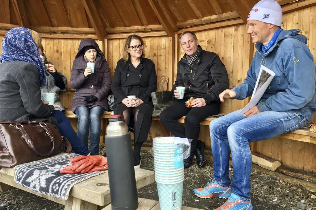 En gruppe mennesker som sitter på en benk