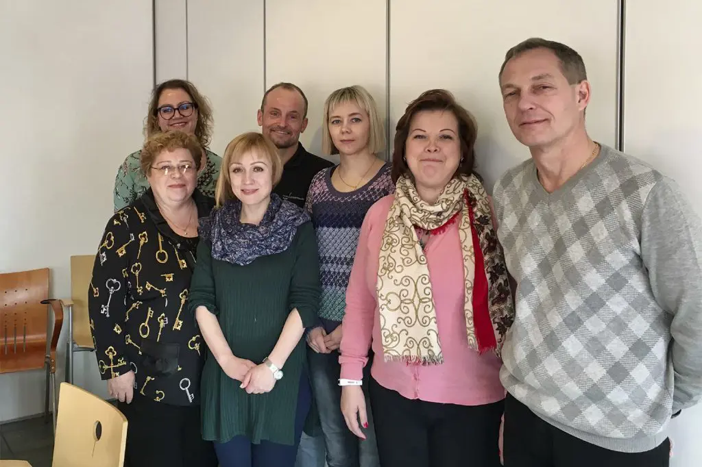 En gruppe mennesker som poserer for et bilde