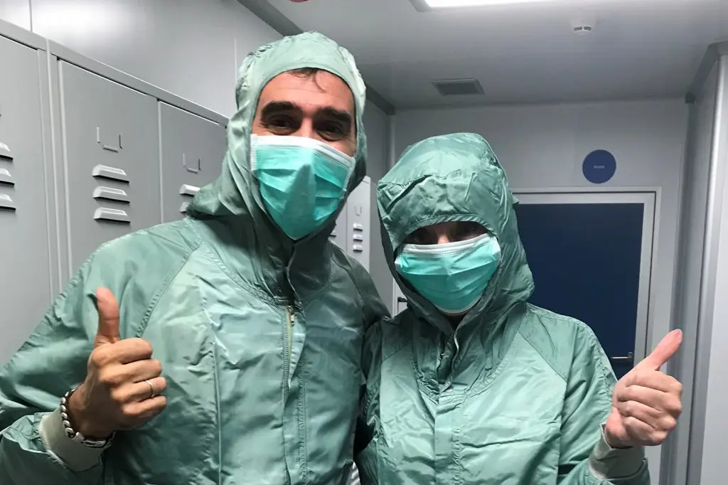 En gruppe mennesker som har på seg kirurgiske masker
