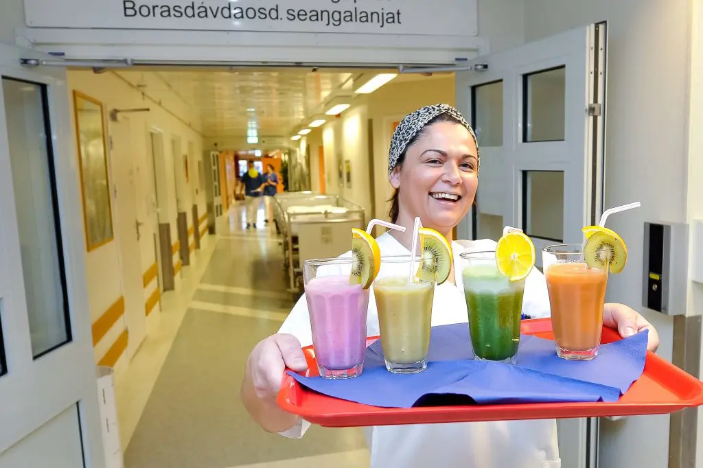 En person som holder et brett med drikke