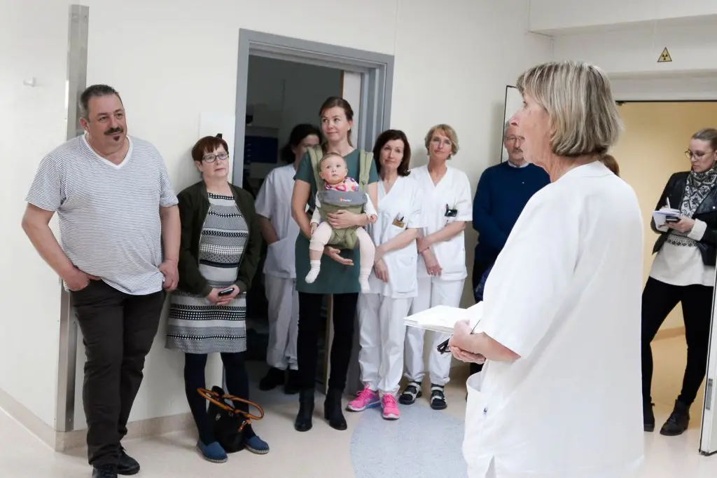 En gruppe mennesker som står i et rom