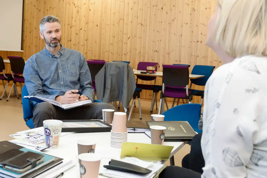 En mann og en kvinne som sitter ved et bord
