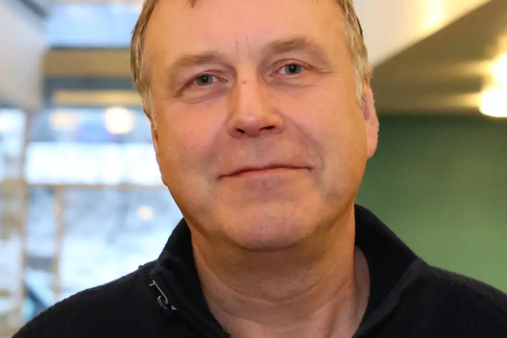 En mann i svart skjorte