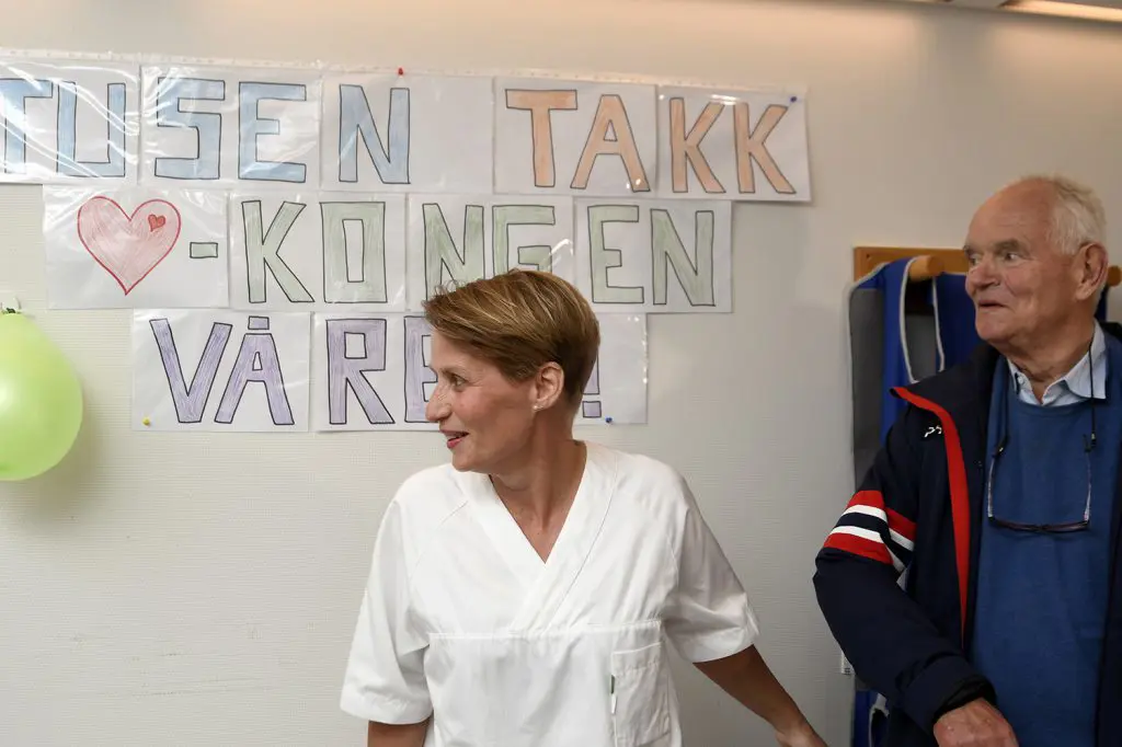 En mann og en kvinne foran en tavle