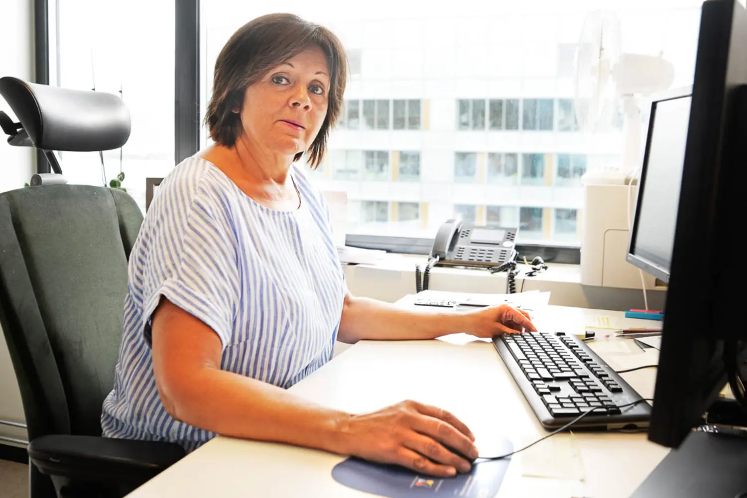 En person som sitter ved et skrivebord