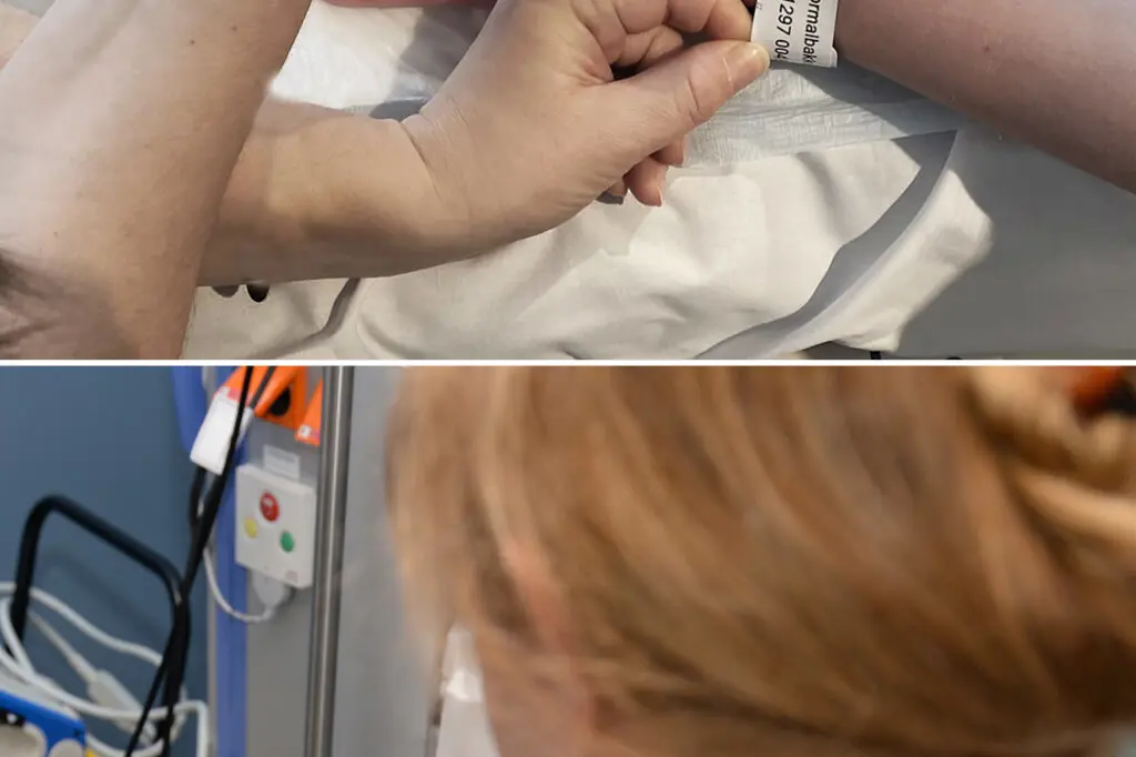 En person som holder en enhet mot en persons hode