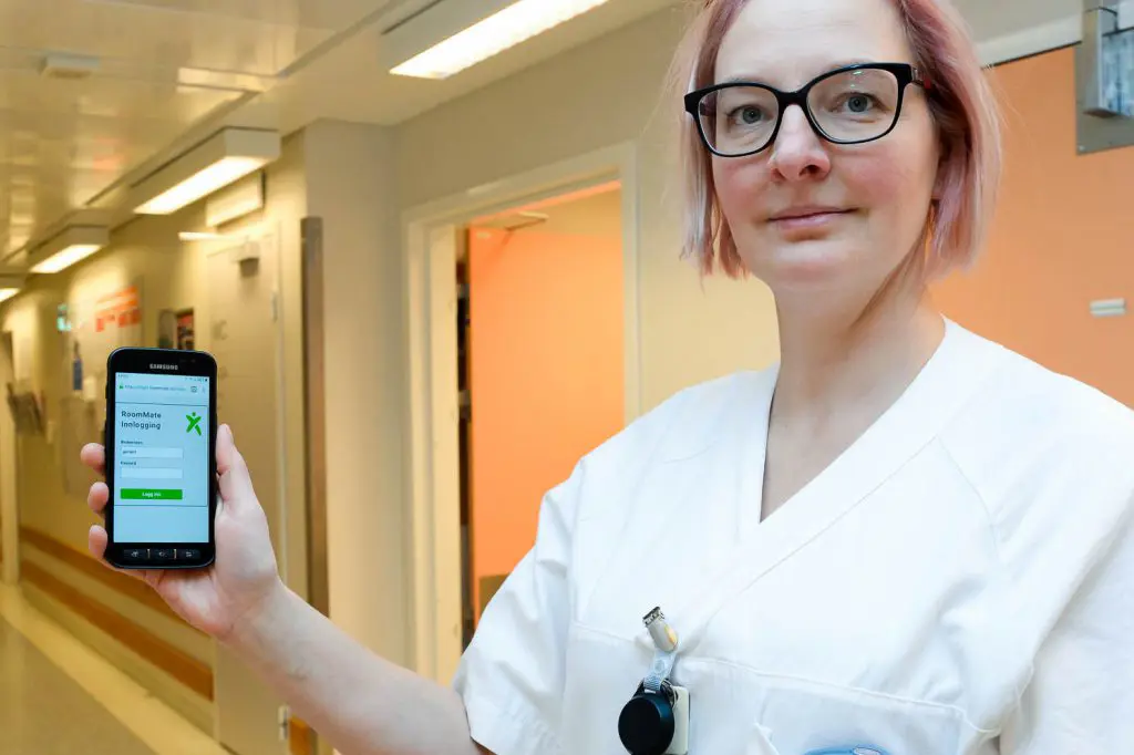 En kvinne som tar en selfie