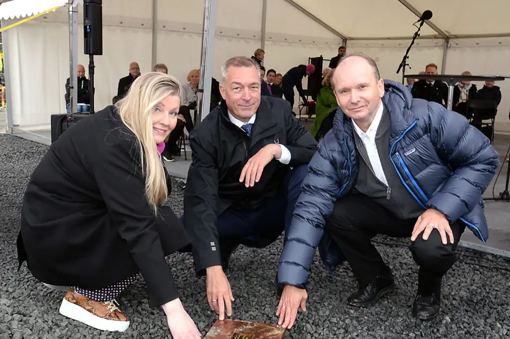 En gruppe mennesker som poserer for et bilde